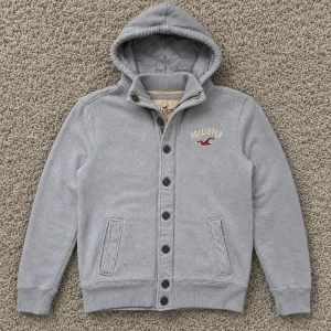 Hollister Cardigan / Hoodie ~ Vintage - Säljer denna unika vintage hollister Hoodien / Cardiganen!👏Strl L /// Mycket fint skick!🙌 Hör gärna av er om ni har funderingar!🌟