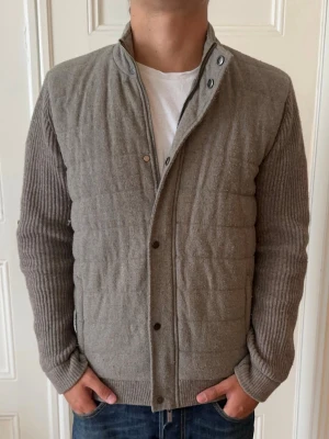 Massimo dutti - Kashmircardigan - Riktigt snygg cardigan från Massimo Dutti i kashmir och ullmix. Storlek Large men passar nog mer som en medium. Riktigt bra skick