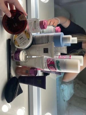 Skönhetskit - Säljer ett Skönhetskit med saker jag köpt eller fått som inte kommer till användning! Nästa alla saker är oanvända men skriv för mer frågor! Pris kan diskuteras!!❤️❤️‼️OBS GARNIER SMINKBORTTAGNING ÄR SÅLD‼️‼️