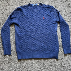 Polo Ralph Lauren tröja - Säljer en snygg tröja från Ralph lauren som är i färgen marinblå och är i storleken M. Tröjan är i jätte bra skick. Kom pm för att diskutera priset, fler bilder och för flera frågor.