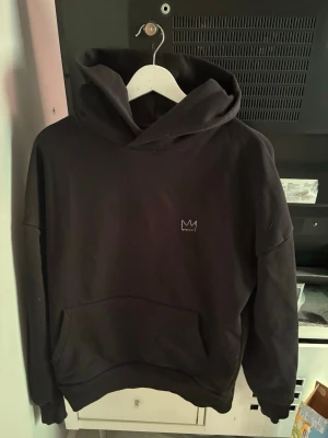 Hov1 hoodie  - Säljer min hov1 hoodie från deras tour 2025. Köpte den i Norrköping på spelningen och är knappt använd nått bara under deras konsert i Stockholm och Norrköping. Köpte den för 750 kr💕🌸