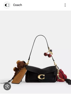 Coach Tabby shoulder bag 26 with charms  - Limited edition från 2026 collection från coach. Väskan är köpt i juni på coach egna butik och är helt slutsåld. 