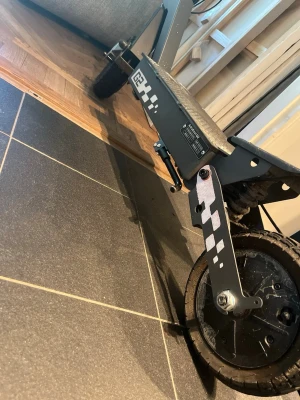 kukirin g2  - Skit snygg customized kukirin g2 till salu den har gått 608km men är endå i rätt så bra skick laddare kommer med kom dm för frågor.