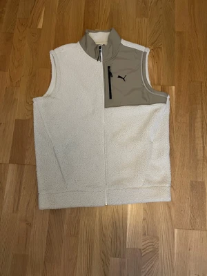 Beige fleeceväst från Puma - Säljer en beige fleeceväst från Puma. Äkta! Helt ny med lapp aldrig använd!