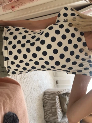 Prickig topp  - Fin prickig topp ifrån Holly white. storlek xs, aldrig använd. 