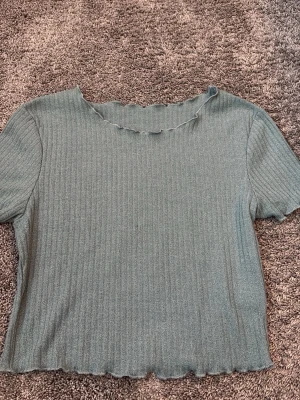 Fin T-shirt - Köparen står för frakt. Säljer en fin grön T-shirt från SHEIN med ränder. Enkel och fin modell som passar till det mesta! 💚🤍✨ ✨ Märke: SHEIN ✨ Färg: Grön med ränder ✨ Storlek: S ✨ Skick: Fint använt skick. Hör gärna av dig om du har frågor eller vill ha fler bilder! 💕