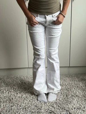 Vita bootcut jeans med låg midja - Midjemått 37cm rakt över, innerbenslängd 72cm❣️