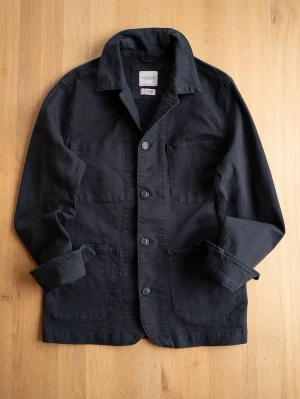 Black Chore Jacket, size S - Stilren svart overshirt i kraftigt bomullstyg med fyra stora utanpåliggande fickor och knäppning framtill. Klassisk krage och raka ärmar som kan vikas upp för en avslappnad look. Perfekt lager på lager-plagg för en trendig streetwear-stil.