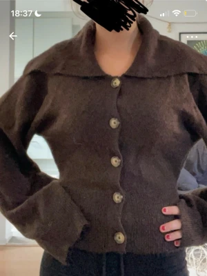 Söt brun stickad tröja - Fin brun stickad tröja från Gina Tricot i stl S. Endast använd 1 kanske 2 gånger så i väldigt fint skick🩷