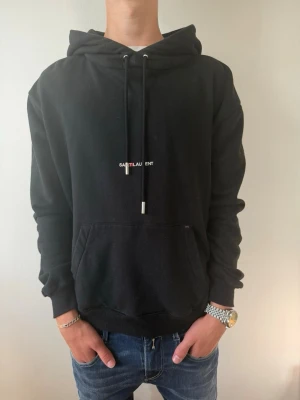 Saint Laurent - Saint Laurent hoodie i storlek xs. Modellen är ca 168cm.                    Hör av er för mer info🙌