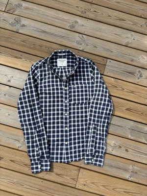 Vintage Abercrombie & Fitch skjorta - Säljer denna snygga Vintage Abercrombie & Fitch skjorta i modellen Muscle, inga defekter! Storlek S. Kontrollera måtten innan ni köper! Hör av er vid frågor eller minsta fundering 🙌  Se mått nedan:  Längd: 68,5 cm  Bred: 47,5 cm  Ärm: 70 cm