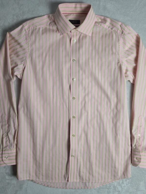 Eton Contemporary Fit randig skjorta rosa/beige storlek 42 - Klassisk randig skjorta från Eton i Contemporary Fit. Elegant färgkombination i ljusrosa och beige som fungerar perfekt både till kostym och mer avslappnad stil.  Storlek 42 / 16½ = L/XL Contemporary Fit  Mycket fint skick.  Mått Bröstbredd: ca 53 cm Plagglängd: ca 76 cm Axelbredd: ca 47 cm Armlängd: ca 67 cm  100% bomull.  Tycker du priset är för högt? Skicka ett prisförslag!