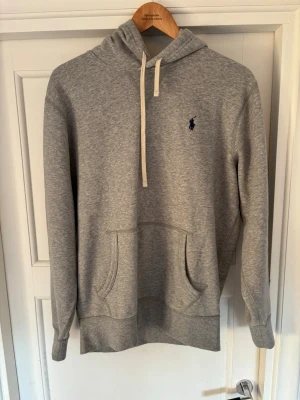 Ralph Lauren hoodie stl M - Ralph lauren hoodie I stl M. Använd endast 2 gånger och är i mycket bra skick.