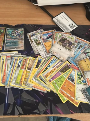Stor samling Pokémonkort - Säljer en blandad samling Pokémonkort med olika typer, färger och motiv. Innehåller både vanliga och holografiska kort, samt några japanska versioner. Perfekt för dig som vill utöka din samling eller börja spela Pokémon TCG.