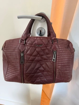 Zadig Voltaire väska ”Sunny”  - Säljer denna ursnygga Zadig Voltaire väskan. Den är i fint skick och köpt här på Vinted. Passar perfekt till skolan när man vill ha med sig lite mer saker såsom dator och skolböcker. Även perfekt till jobbet eller en mini weekendresa 💗💗 Dustbag finns till den 🥰
