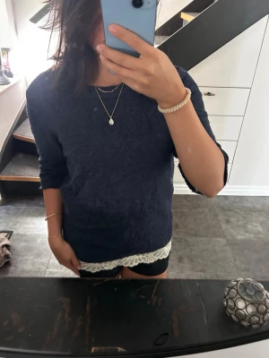 Stickad tröja med trekvartsärm  - Säljer denna söta mörkblå stickade tröja med trekvartsärm🩷🎀