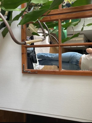 Ljusblå raka jeans - Säljer ett par ljusblå jeans med rak passform och klassisk femficksdesign. Jeansen har normal midja och är tillverkade i ett mjukt denimtyg. Perfekta för en avslappnad och trendig look.