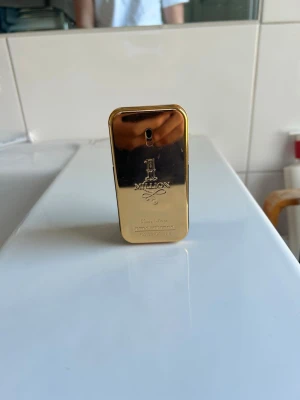 One million - Denna sköna guldklimpen är en unisex doft med noter av bärnsten, läder och mandarin. Säljer för att jag har tröttnat på den. Som ni ser på andra bilden har jag markerat ungefär hur mycket det är kvar. Pris kan diskuteras.
