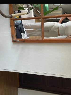 Vida beiga linnebyxor - Säljer ett par snygga, vida linnebyxor i beige. Byxorna har hög midja och raka ben för en avslappnad look. Perfekta till sommaren och lätta att matcha med olika toppar. Materialet är luftigt linne som ger en skön känsla.