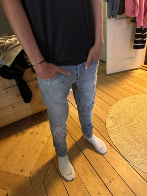 Dondup - Säljer ett par feta dondups med slitningar och små hål på benen. Har några hål där man ser hud 
