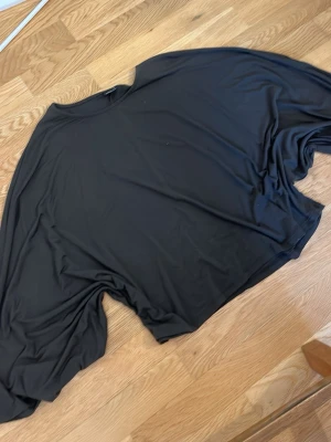Grönoversized topp från Gina Tricot - Säljer en grön oversized topp från Gina Tricot. Toppen har en lös passform och är tillverkad i mjukt syntetmaterial. Perfekt att styla med jeans eller kjol för en chill look.