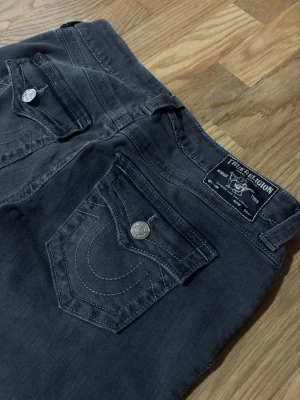 Svarta True Religion Joey flare jeans - pris kan diskuteras 