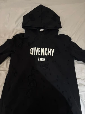 Givenchy hoodie - En äkta givenchy tröja storlek S. Nästan helt ny. Jag har ingen kvitto eftersom jag köpte den på second hand o själv har jag aldrig använt den