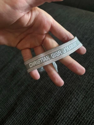 Grått Dior armband - Grått Christian Dior armband som är perfekt till stilrena men oxå casual outfits