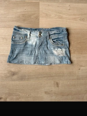 Jeanskjol - Kjol med coola detaljer och fickor