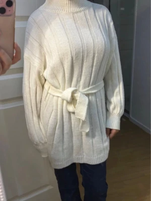 Stickad kofta  - En fin elegant stickad kofta man kan knyta i midjan! Perfekt till lite kallare dagar. Skriv om du har frågor💖