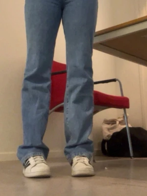 Blå raka jeans low waist 26/32 - Säljer ett par klassiska blå jeans med låg midja och raka ben. Jeansen har fem fickor, bälteshällor och stängs med dragkedja och knapp. Perfekt passform för dig som gillar en enkel och tidlös look. Dem är använda max 15 gånger, dock lite lite sluta längst ner men inget man ser när man har på sig dem, är 162 och jeansen är ner till marken. Priset kan diskuteras! Har ett par likadan i svart som jag säljer, man kan få båda paren för 125kr