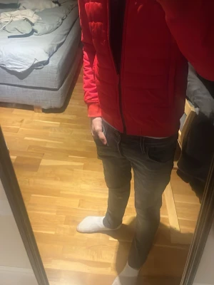 Röd supperdry pufferjacka - Röd stilren superdry jacka!  Knappt använd. Storlek S, 1000 kronor nypris.