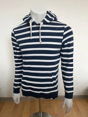 Randig marinblå hoodie  - Galet fet randig hoodie. Riktigt bra skick. Skriv vid frågor eller funderingar 😁