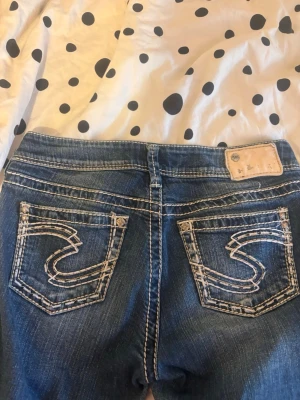  Y2k Lågmidjade jeans med detaljer på fickorna  - Super fina!
