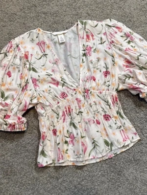 Blommig blus - En jättefin blommig blus från H&M i storlek S i perfekt skick!!💕💕 slutsåld överallt! 