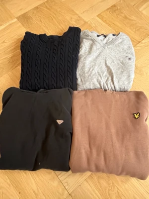 Svart kabelstickad tröja - Beuneco S har ett litet hål på ryggen                            Lyle&scott ljus beige hoodie xs                            Gant ljus grå tröja med V neck storlek M              Blend hoodie svart storlek xsmall  Säljanledning: passar inte mig
