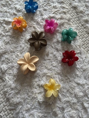 Färgglada blomformade hårklämmor - Säljer dessa söta hårklämmor! Köpta i Grekland men kommer dock inte till användning, säljer alla för 100kr men vill du köpa specifika hårklämmor så kan vi diskutera priset!💗💗