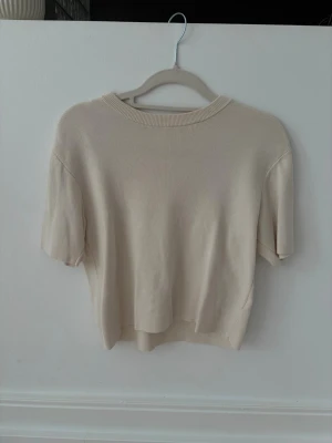 Beige kortärmad topp från H&M - Säljer en enkel och stilren beige topp från H&M i storlek XS 🌸