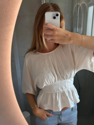 Vit blus öppen rygg - ”Tie back top” från Gina Tricot i storlek S💗💗Tjockare topp/blus med knytning i ryggen🙌
