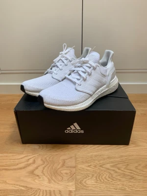 Oanvända Adidas Ultraboost 20 storlek 42 - Helt oanvända Adidas Ultraboost 20 i färgen cloud white. Storlek 42. Skickas i originalförpackningen. Hör av er vid frågor. Priset går att diskuteras 