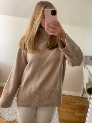 Beige stickad polotröja - Superfin beige stickad tröja med krage från H&M i storlek S. Bara använd ett fåtal gånger så jättefint skick. Pris kan alltid diskuteras och skriv om du har några frågor!🩷