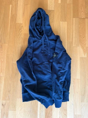Stone Island hoodie  - Använd, någorlunda urtvättad. Annars i helt perfekt skick, inga hål eller märken. Storlek S! Mörkblå