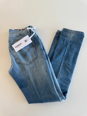 Dondup jeans - Säljer dessa helt nya dondup jeans george i storlek w31. Dem är helt nya med tags kvar. Riktigt schysst tvätt och slitningar. Nypris ca 2500 mitt pris 999. Kom dm för minsta fråga eller fundering!