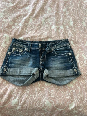 Blå jeansshorts från Miss Me - Shortsen är i nyskick och storlek 26, passar mig som har XS/S. 💙
