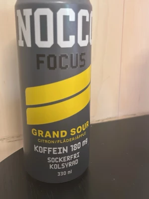 Nocco - Jag är 16 år och om bara några dagar börjar jag gymnasiet. Men istället för att vara taggad känner jag mest ångest. Jag har inte köpt nya kläder sedan december, då jag fick ett presentkort på 500 kr. Jag har sökt massor av jobb, men alla har redan tillräckligt med sommarpersonal. Min mamma är arbetslös och min pappa blir arbetslös i oktober. Vi har det väldigt tufft ekonomiskt och jag önskar bara några nya kläder inför gymnasiet. 🤍