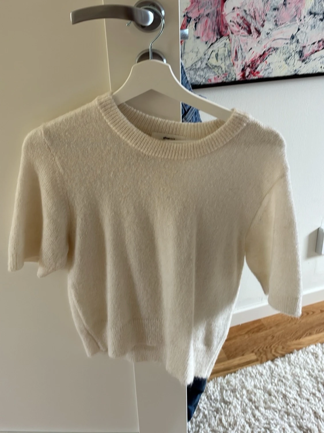 Vit stickad t-shirt med kort ärm