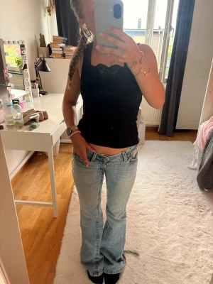 Snygga Gina Tricot jeans - Snygga jeans från Gina Tricot 14+ i storlek Xs. Knappt använda och i väldigt bra skick förutom lite slitage längst ner! Bara att höra av sig vid frågor eller funderingar! Mvh Amanda!💕