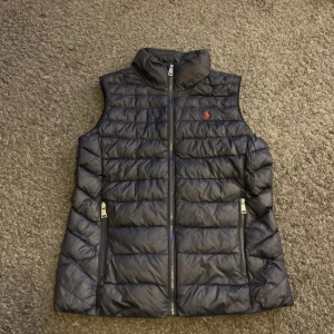 Ralph lauren väst  - Den är storlek 16 motsvara ungefär XS. Den är i bra skick, men finns lite smått som jag kan visa om intresserad! Priset är ej hugget i sten, utan jag kan kan sänka en hel del i pris!