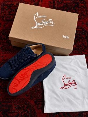 Marinblå Louboutin skor - Riktigt sällsynt och efterfrågad modell / färg | storlek 42 EU | skick : 10/10 | dust bag o lådan följer med på köp! 🤝💯