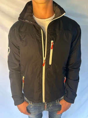 Helly Hansen jacka - Säljer denna tvärfeta jacka ifrån helly Hansen perfekt inför hösten. Modellen är ca 180 cm lång och väger 73 kg tveka inte på att kontakta mig vid minsta fundering🙌